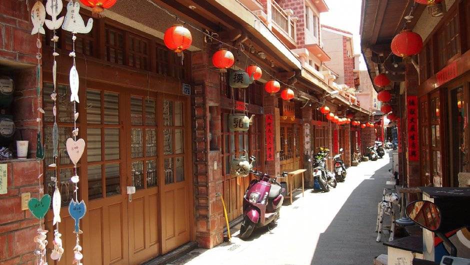 紅燈籠與木造店面相伴的台灣老街巷弄