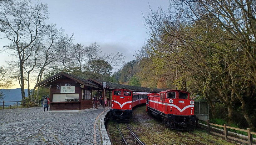 山林車站旁並列的紅色列車與鐵道